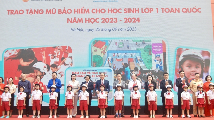 Honda Việt Nam tổ chức Chương trình Trao tặng mũ bảo hiểm năm học 2023 - 2024
